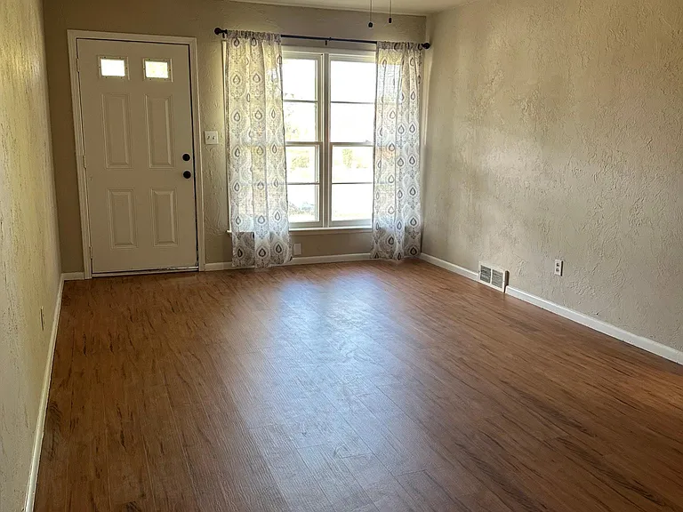 2504 SW 54th Pl — Photo 4