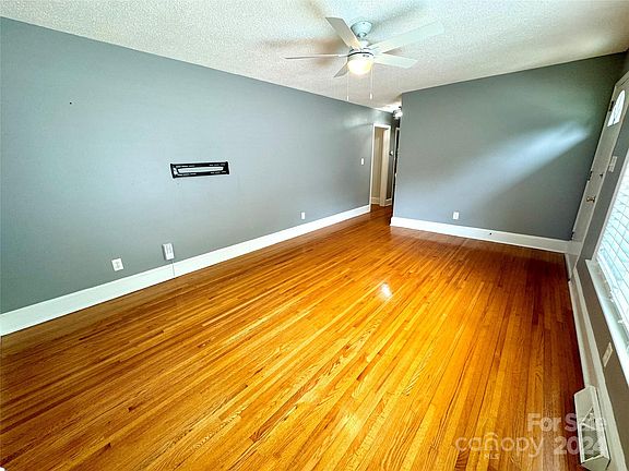 4th image of 1129 Tarrington Ave