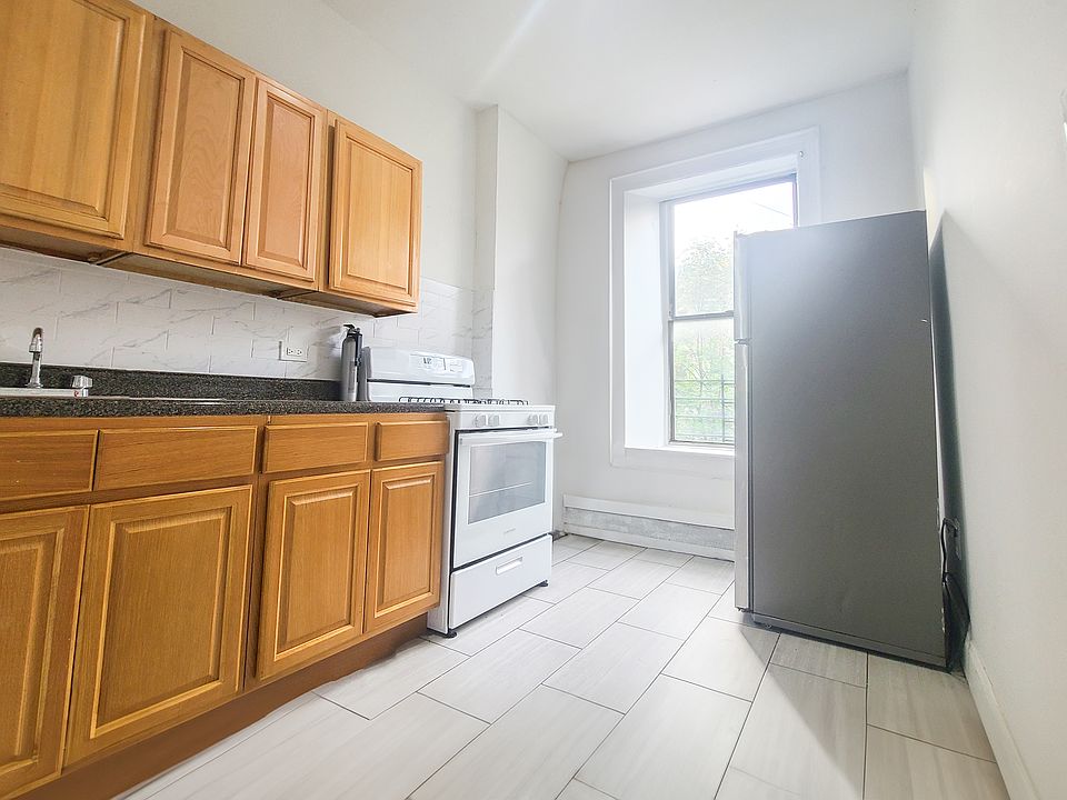 2nd image of 1137 Forest Ave #2R