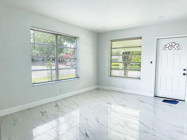 425 SW 18th Ave — Photo 2