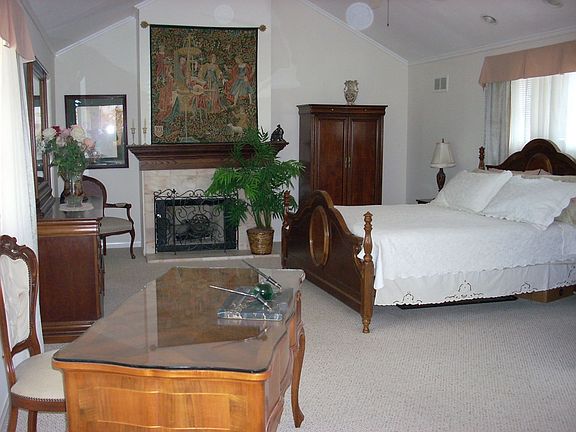 3rd image of 4234 Hazeltine Ave