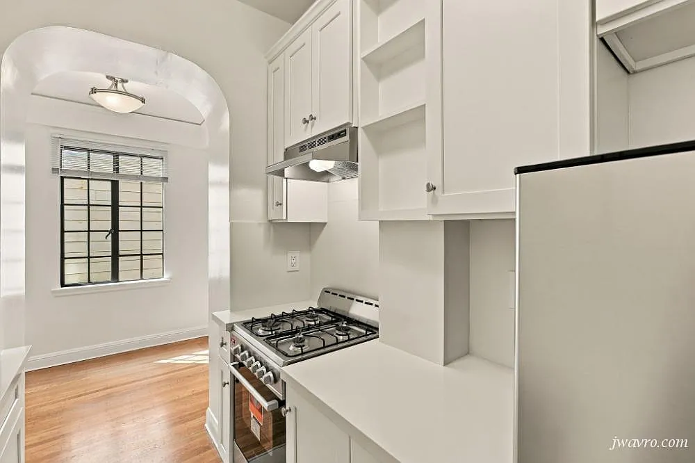 Wow! Spacious Quiet Remodeled Studio! Excellent Location! — Photo 2