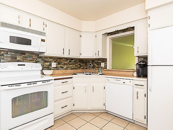4th image of 4040 Greenleaf Cir APT 408