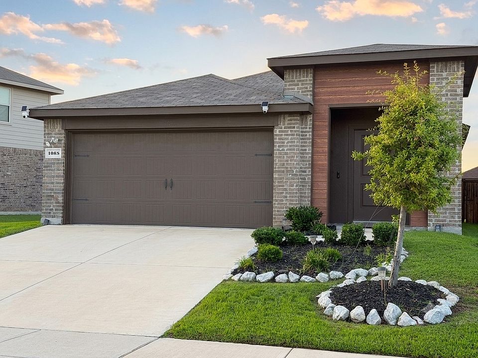 1st image of 1085 Old Oaks Dr