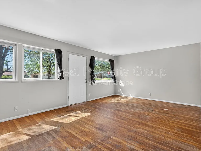 743 Shepley Dr — Photo 2