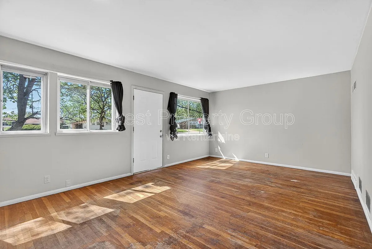 Building Photo - 743 Shepley Dr