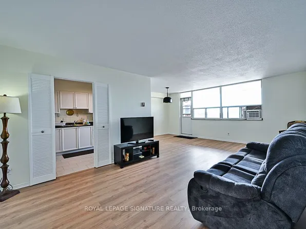 2550 Pharmacy Ave #1015, Toronto, ON M1W 1H9