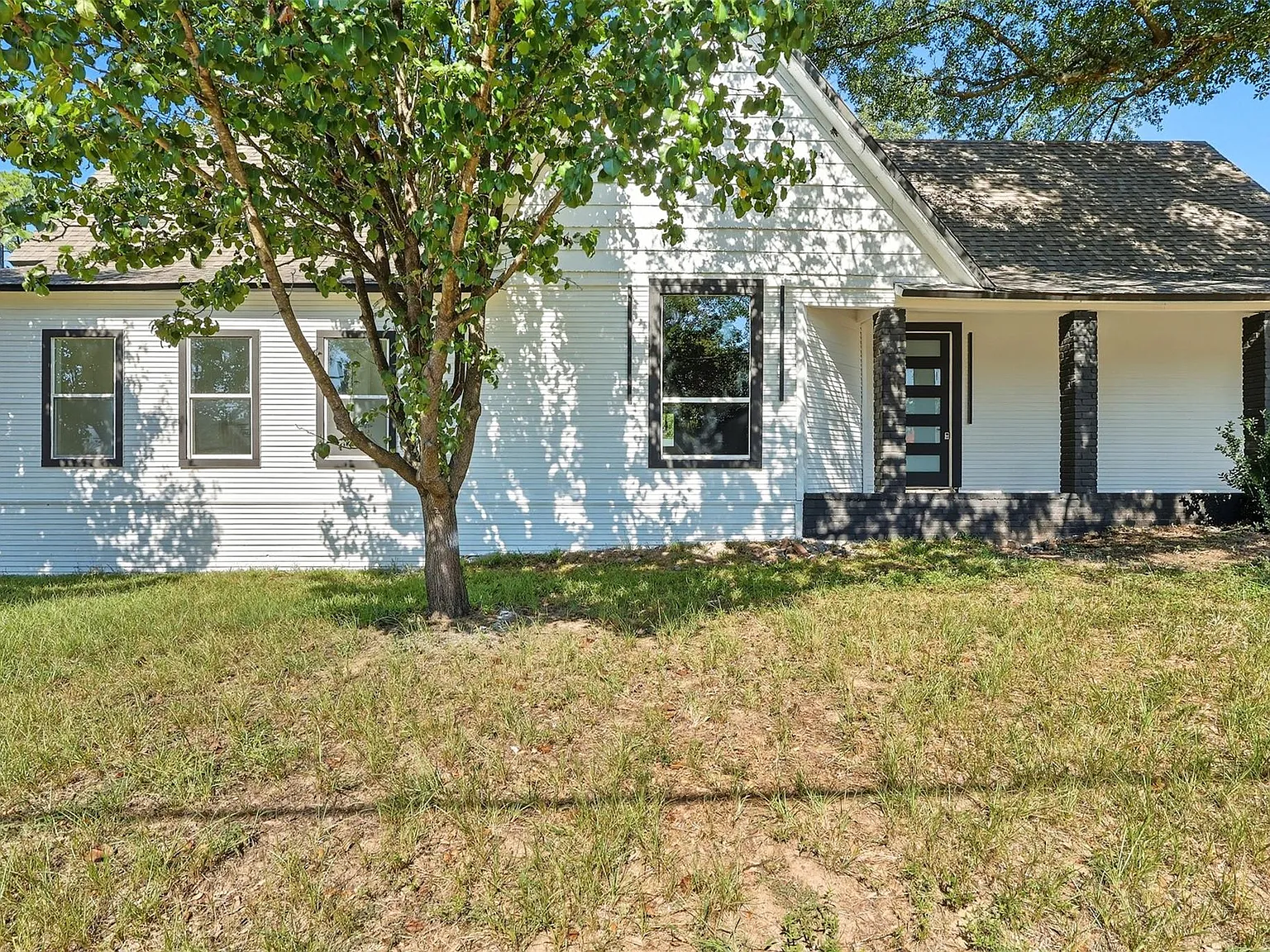 3 bed, 2.0 bath, 3705 sqft, $2,400 — Photo 3