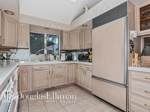 3rd image of 22 Elaine Pl