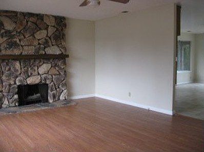4th image of 1415 Jasmine Way
