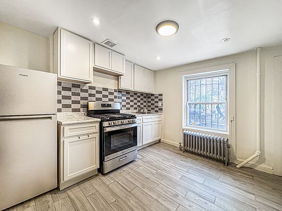 4th image of 463 Halsey St