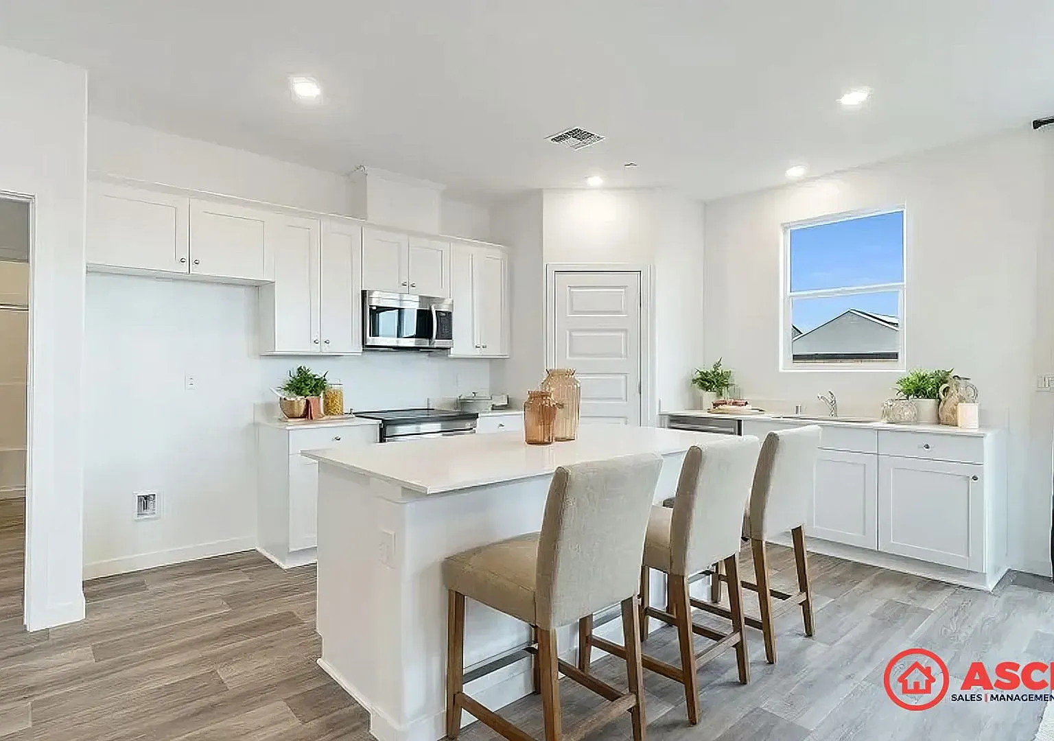 Smart 5-Bedroom Home with Solar + Tesla Powerwall in Gossamer Grove Low electricity cost! — Photo 3
