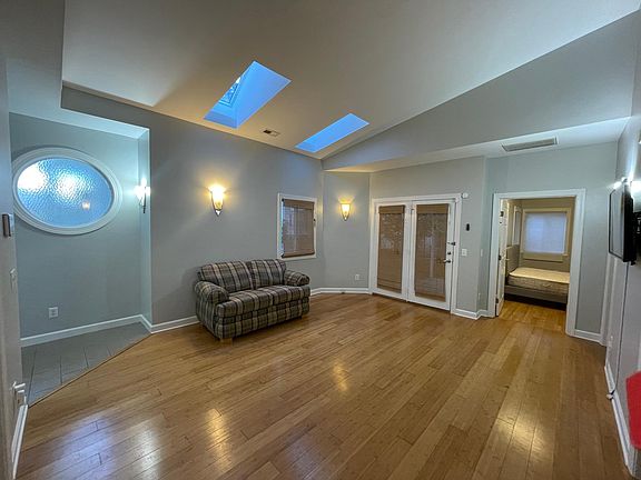 3rd image of 313 Columbia Pl E #313