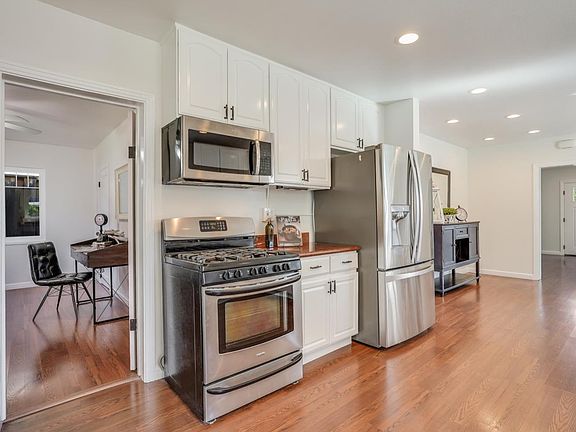 4th image of 726 Sapphire St