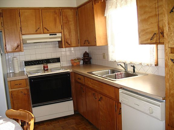 LARGE KITCHEN!