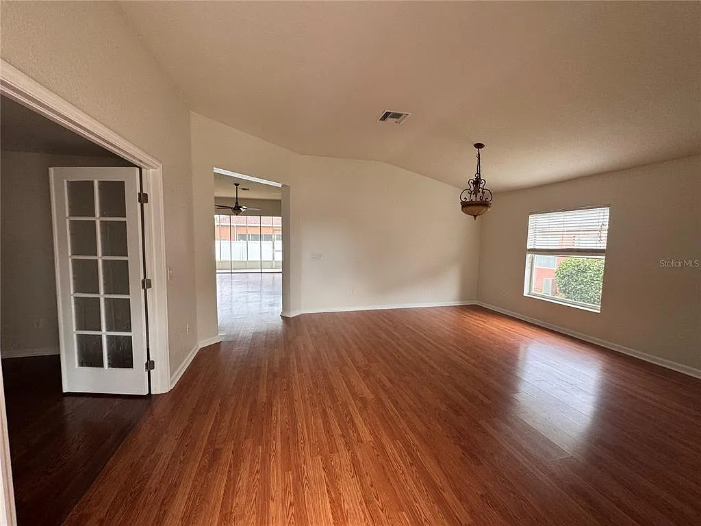 3 bed, 2.0 bath, 2185 sqft, $2,100 — Photo 2