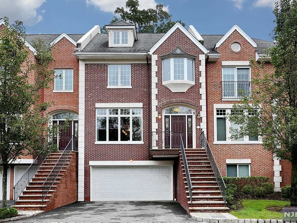 1st image of 28 Candlewood Dr