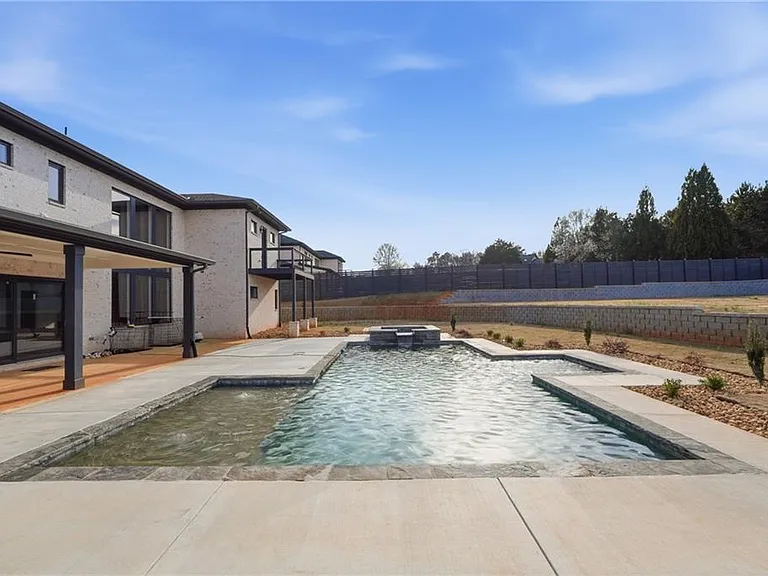556 Versailles Dr — Photo 38