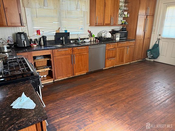 2nd image of 123 Lewis St