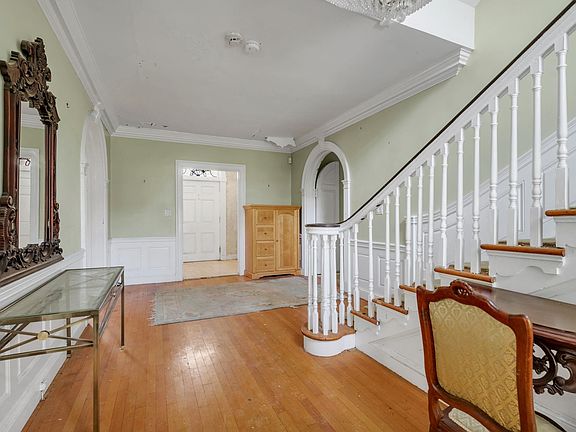 3rd image of 10 Hicks Ln