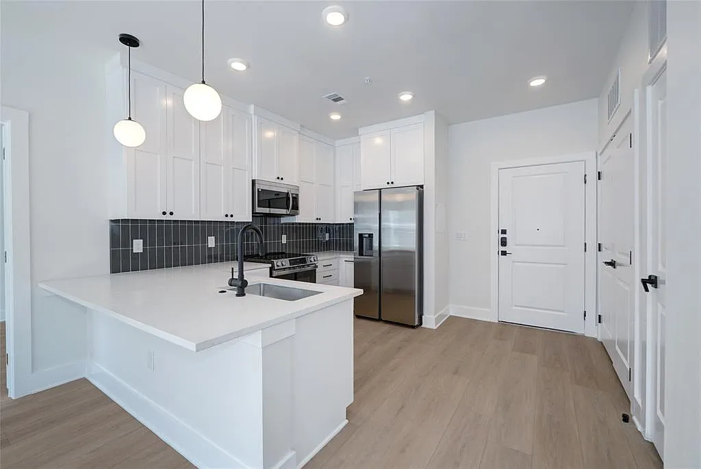 2 bed, 813 sqft, $1,695 — Photo 4