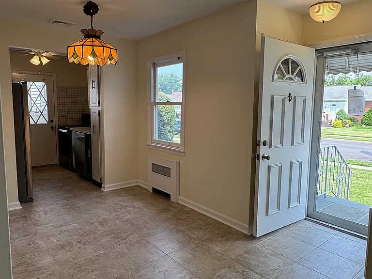 11 Linden Ct — Photo 2