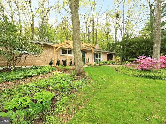2nd image of 450 Sierra Ln