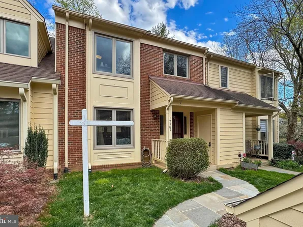 12502 N Lake Ct, Fairfax, VA 22033