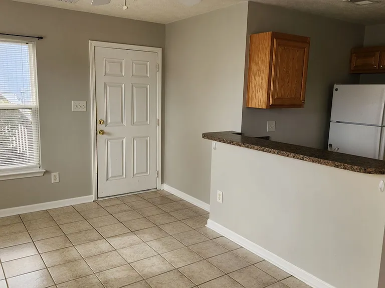 409 Tree Top Ct #D — Photo 6