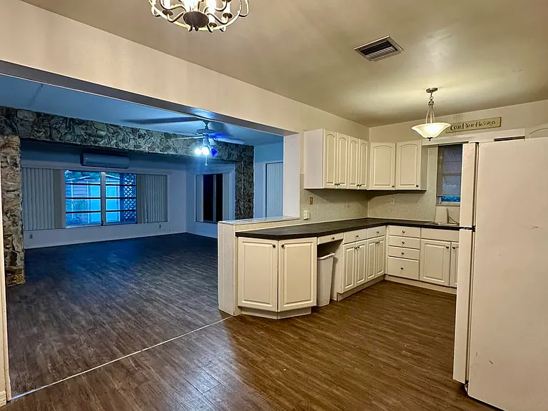 7000 SW 11th St — Photo 12