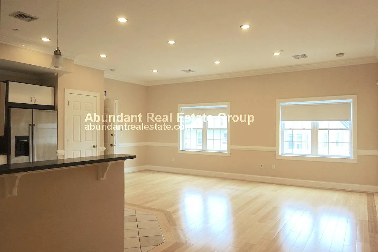 2 bed, 1.0 bath, 1030 sqft, $2,850 — Photo 1