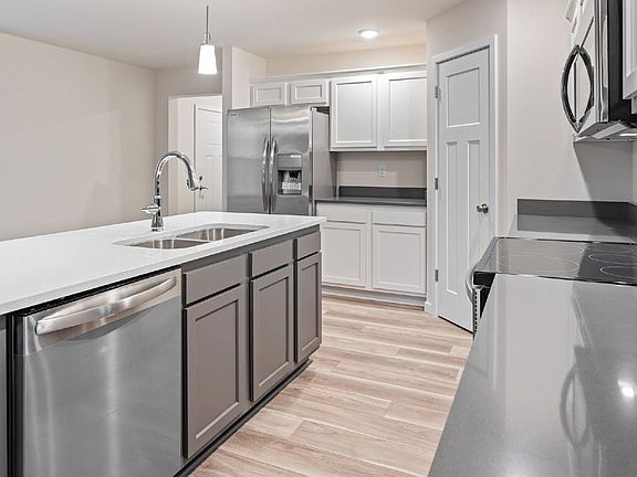 3rd image of 213265 Varsity St