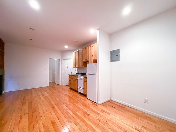 3rd image of 17 Stuyvesant St APT 11