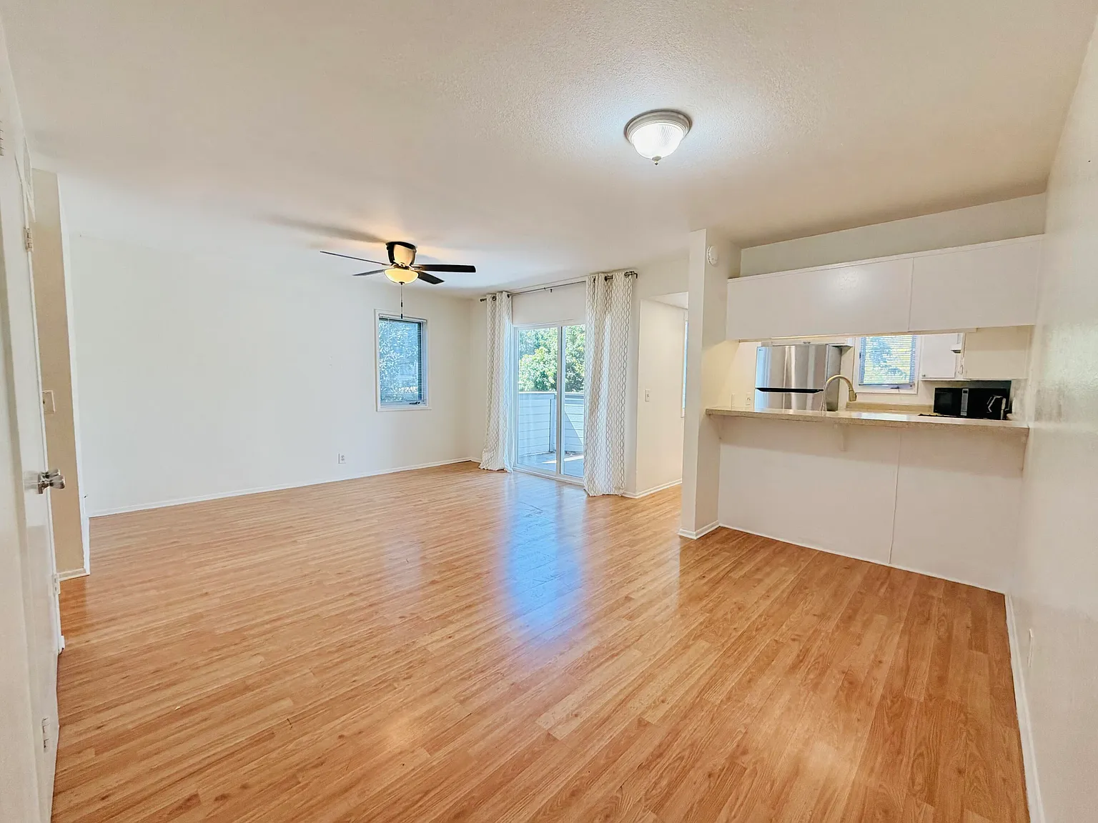 2 bed, 2.0 bath, 955 sqft, $4,750 — Photo 2