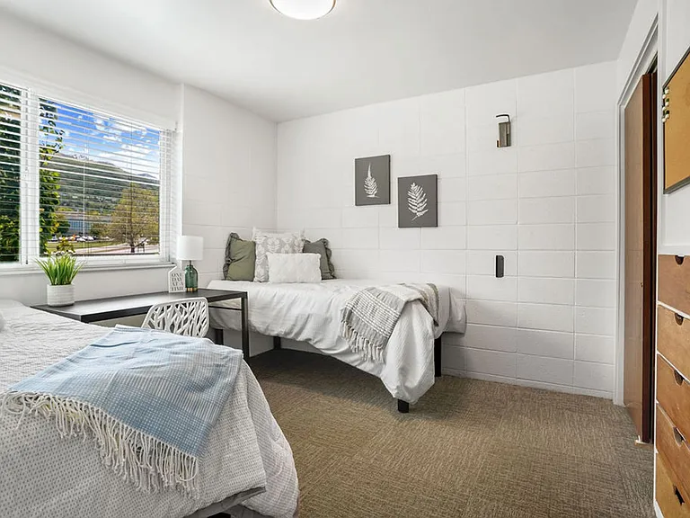 STUDENT HOUSING - MUST BE 18-30YRS OLD — Photo 13