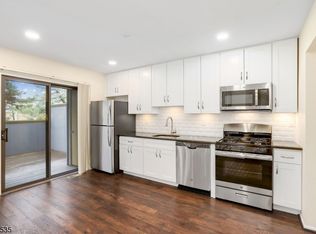 35 Chestnut Ct, Basking Ridge, NJ 07920