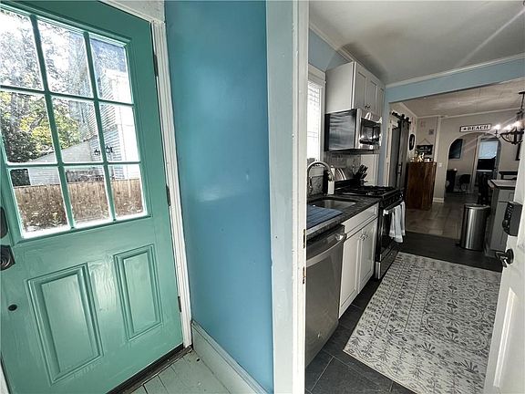 4th image of 16 Vaughan Ave #1