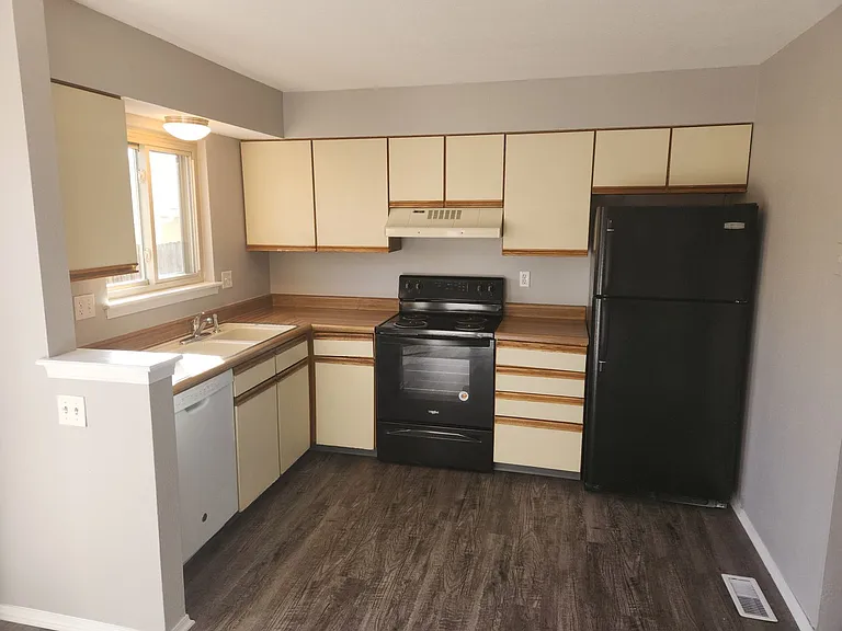 8069 Lexington Park Dr — Photo 7