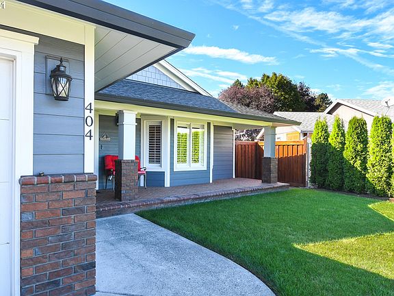 2nd image of 404 SE 158th Ave