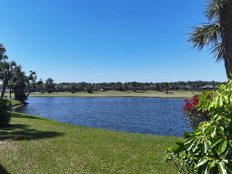 Enjoy inner circle lake & golf course views!