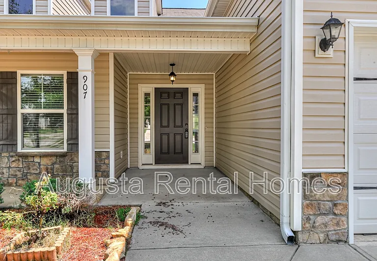 907 Linsmore Ave — Photo 5