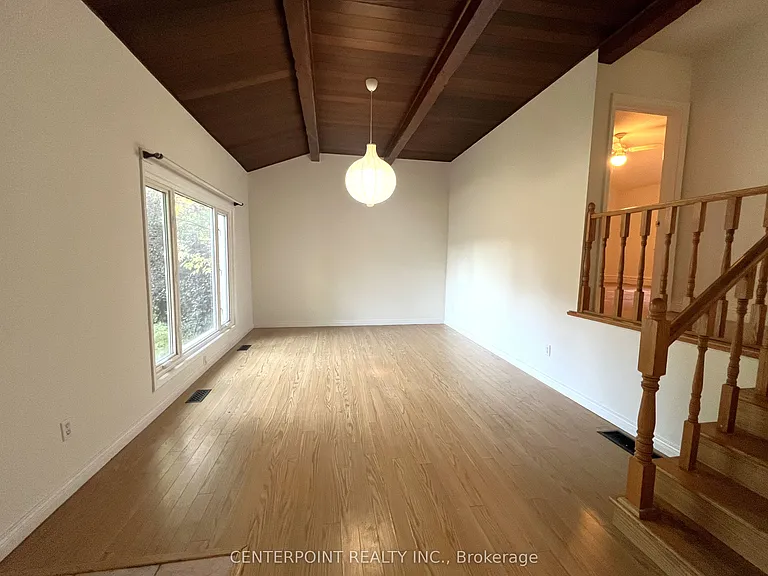287 Kent Cres — Photo 3