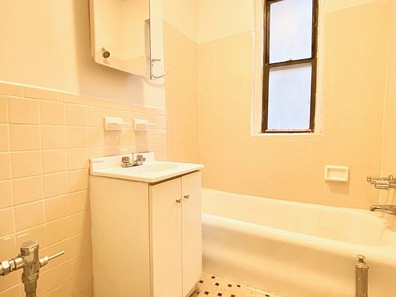 3rd image of 446 Kingston Ave #B