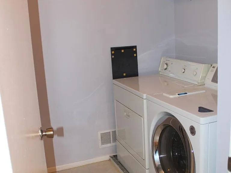 1054 Deerpath Ct — Photo 7