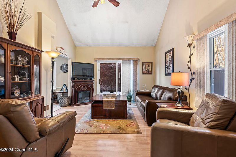 5th image of 15A Woodbine Drive