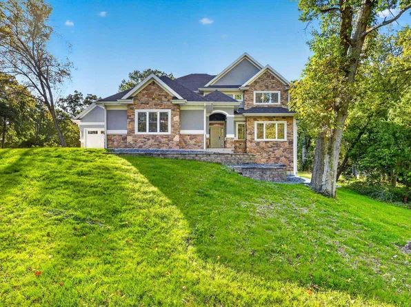 2652 Oak Crest Cir, Sun Prairie, WI 53590