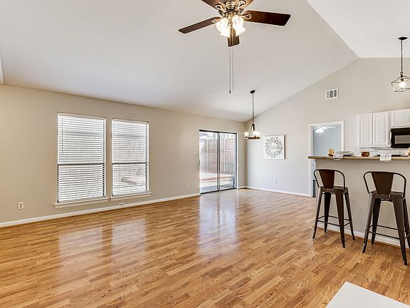 3rd image of 929 Sugarberry Dr