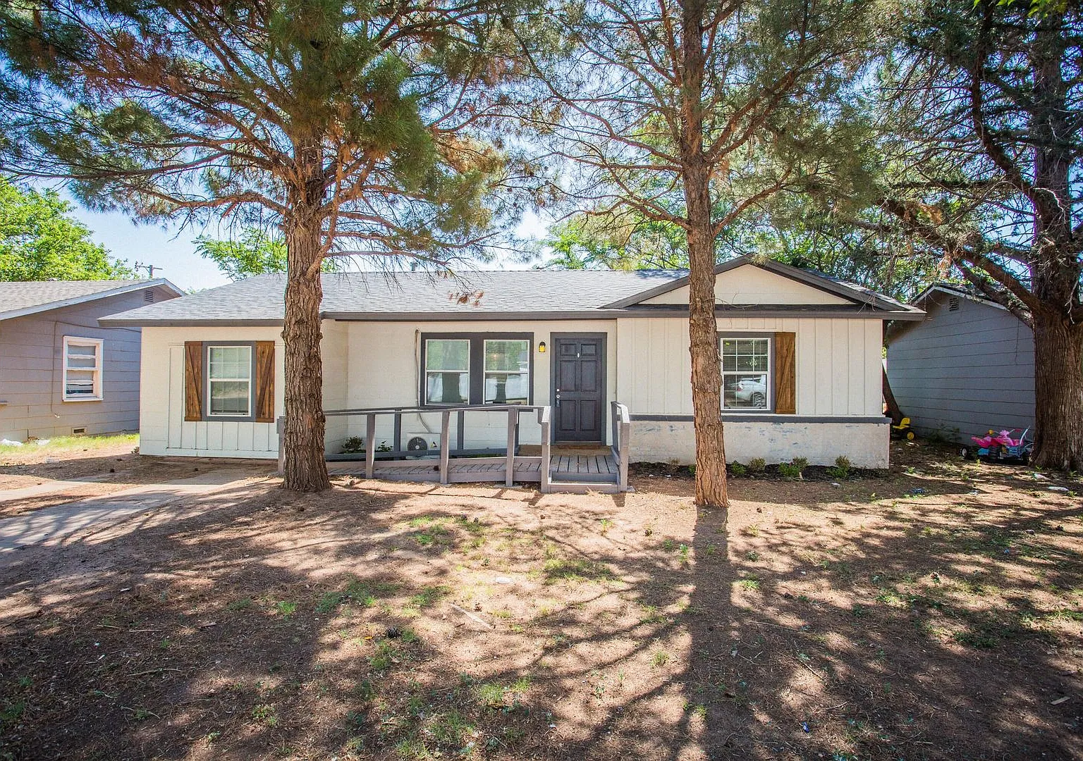 Spacious 4 Bed 2 Bath with Big Backyard — Photo 1