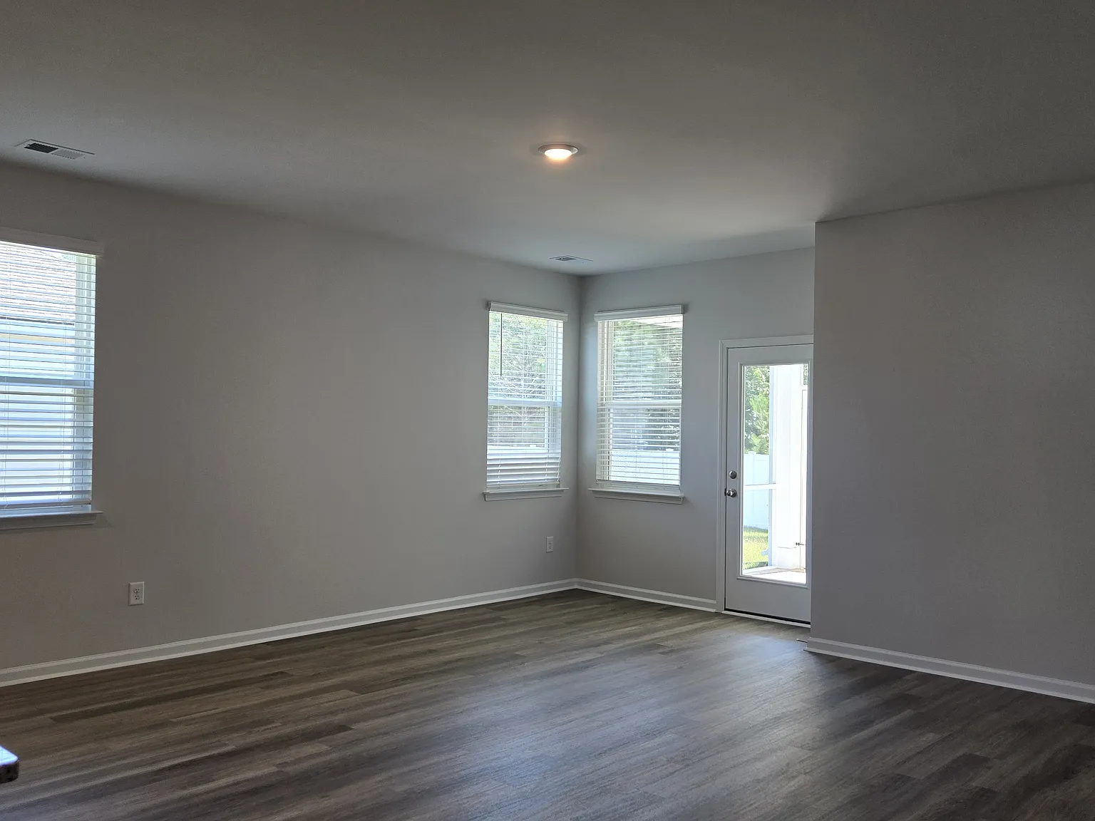 5 bed, 2016 sqft, $2,300 — Photo 3