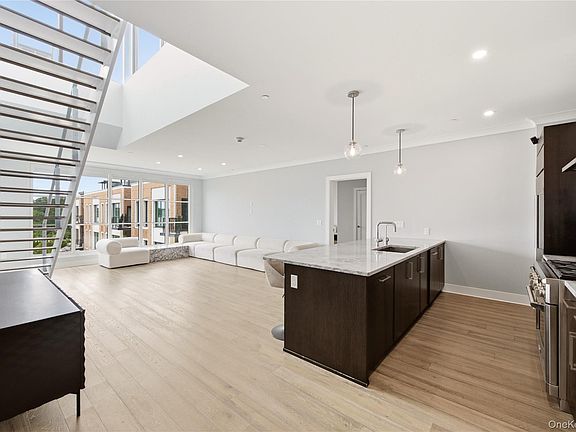 2nd image of 100 Garvies Point Road #1311